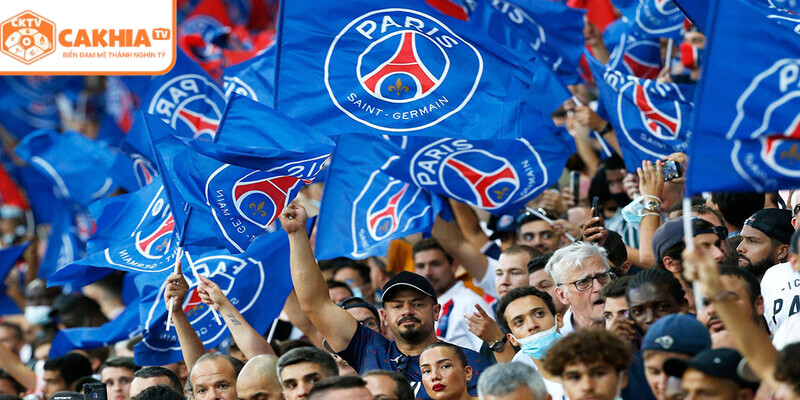 Cổ động viên quốc tế mang áo PSG reo hò trong lễ hội bóng đá